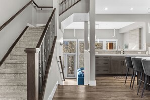 Interior - M2- Canmore Premium Stay- AirCon, 5BD, 4.5BT, Private Hot Tub, sleeps 12 (Canmore)