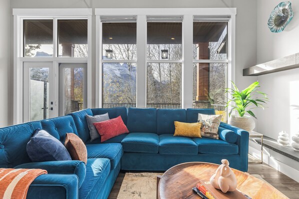 Smart TV, fireplace - M2- Canmore Premium Stay- AirCon, 5BD, 4.5BT, Private Hot Tub, sleeps 12 (Canmore)