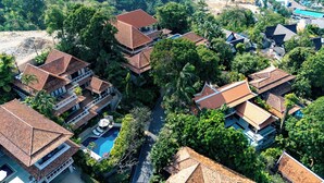 A resort with multiple buildings, a swimming pool, and lush greenery. - Katamanda Kata View villa E5 near kata Noi Beach (Karon)