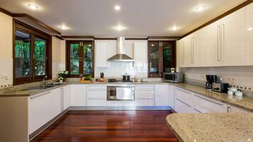 Deluxe villa, 3 slaapkamers, privézwembad | Privékeuken | Een koelkast met diepvriezer, een microgolfoven, een oven, een kookplaat