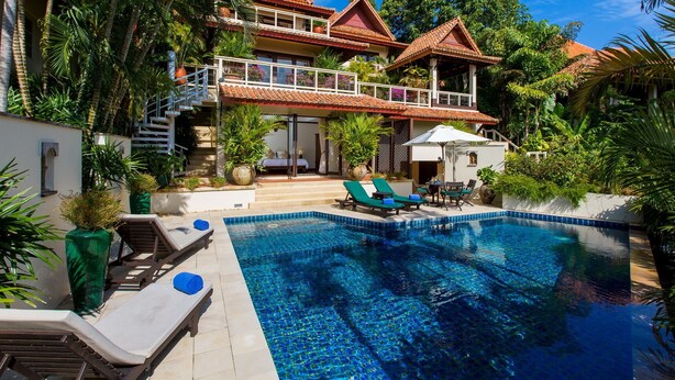 A two-story house with a swimming pool, outdoor seating, and lush greenery. - Katamanda Kata View villa E5 near kata Noi Beach (Karon)
