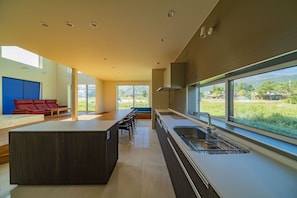 Casa design (Private Vacation Home) | Cozinha americana privada | Geladeira, micro-ondas, cooktop, lava-louças