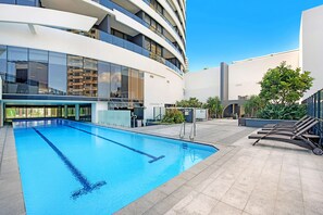 Una piscina al aire libre