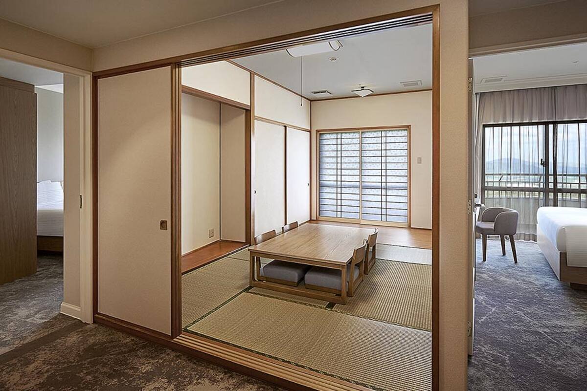 executive suite | living area | 50-inch flat-screen tv with satellite channels, tv