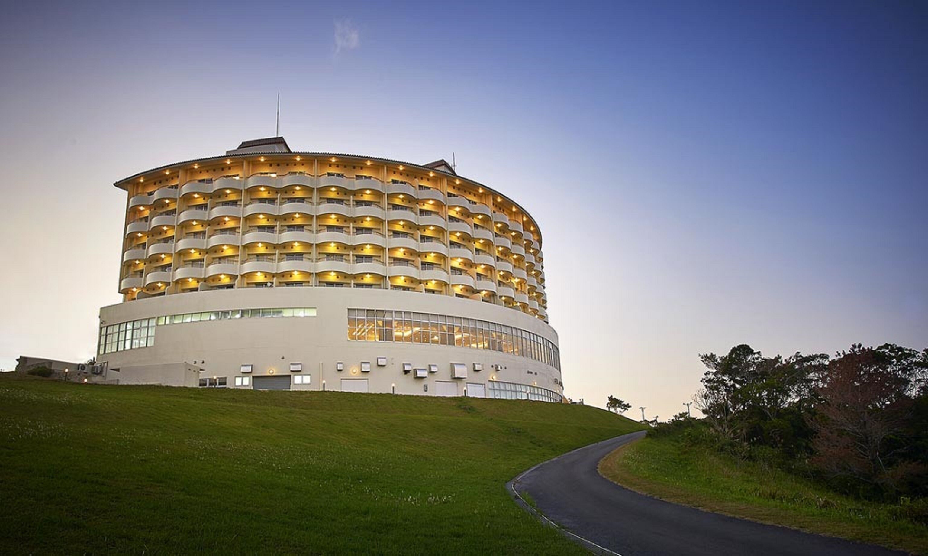 Un hotel grande y circular, con varios balcones y techo plano.