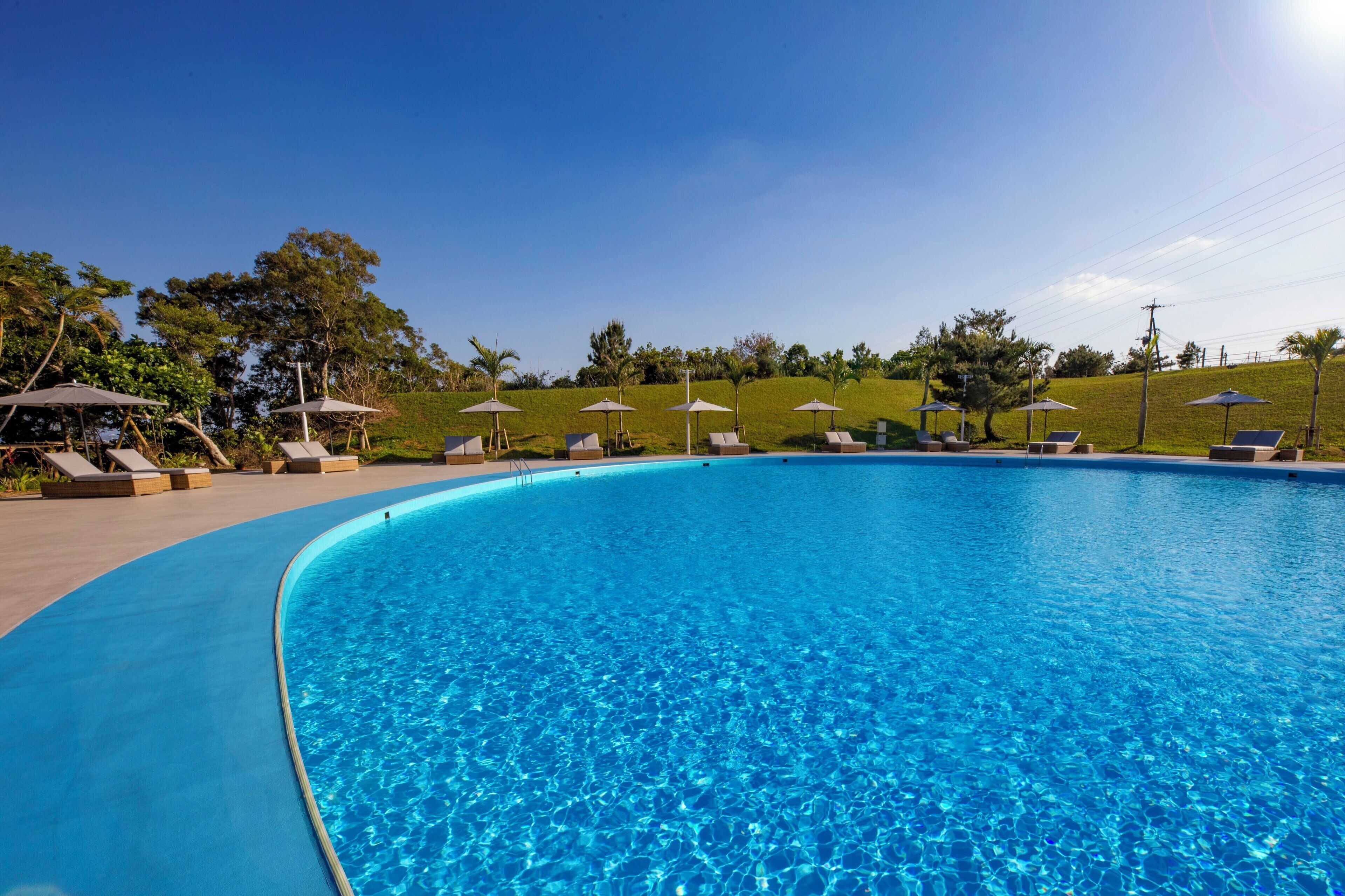 Piscina externa sazonal, funciona das 9h às 18h, guarda-sóis