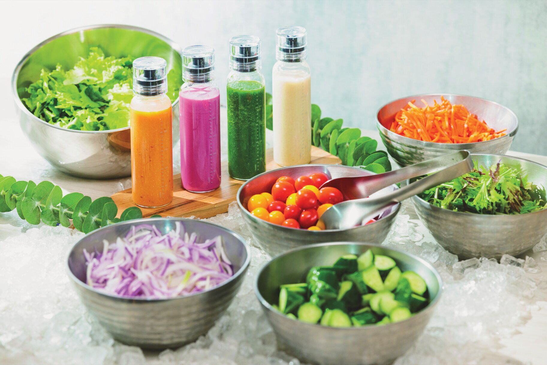 Diversos alimentos y recipientes sobre una mesa.