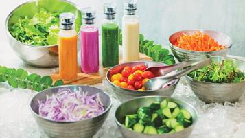 Diversos alimentos y recipientes sobre una mesa.