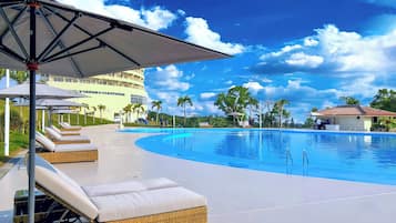 Piscina externa sazonal, funciona das 9h às 21h, guarda-sóis