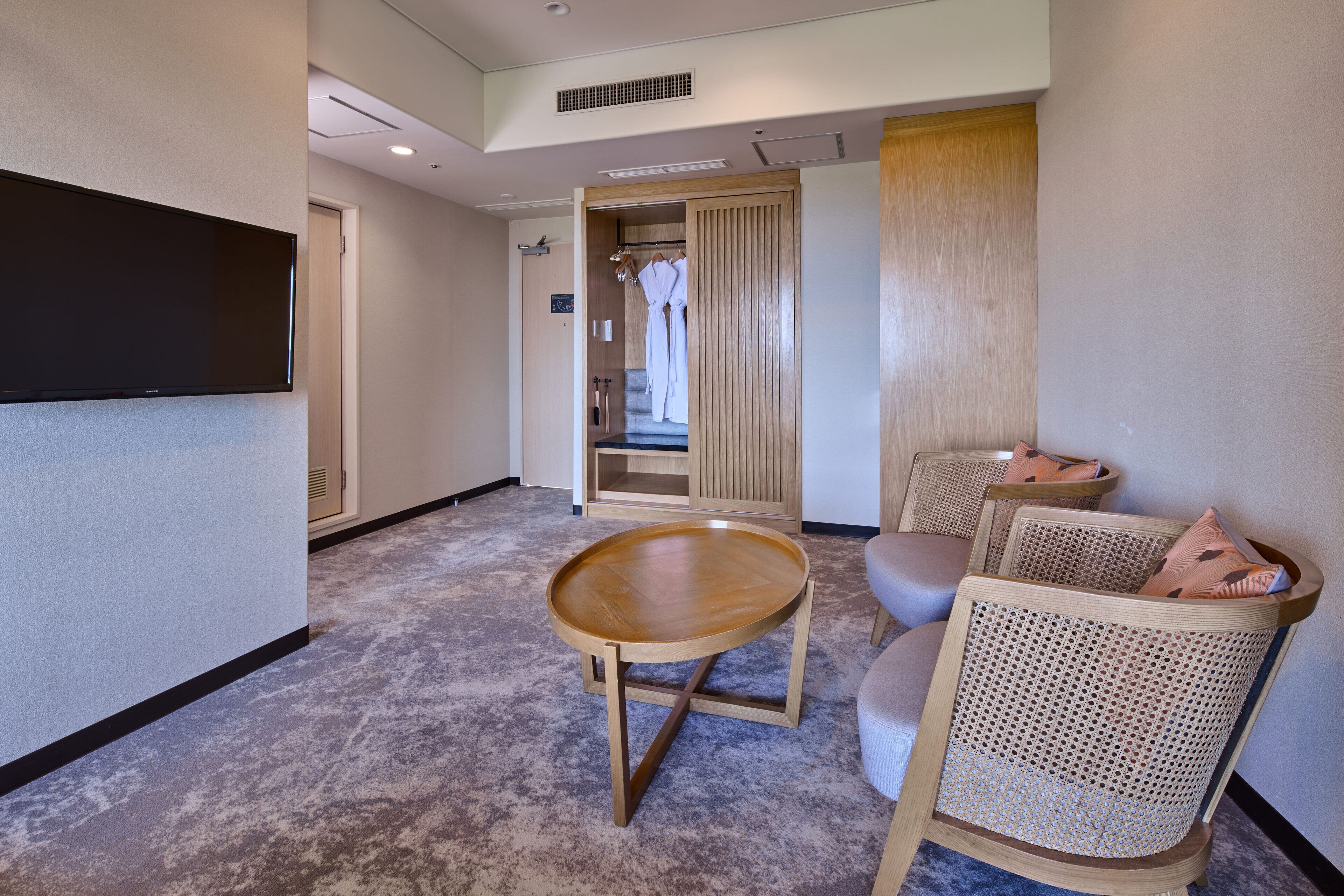 セーフティボックス (室内)、デスク、遮光カーテン、WiFi (無料)