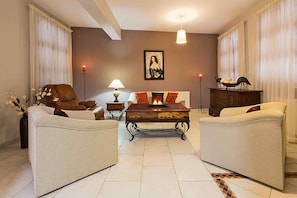 TV, fireplace