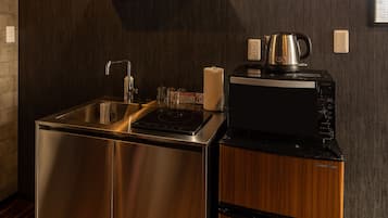 Apartamento superior (302) | Cocina básica privada | Frigorífico, microondas, placa de cocina y hervidor eléctrico