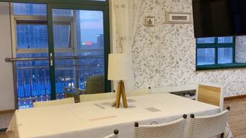 Apartment, 3 Schlafzimmer | Essbereich im Zimmer