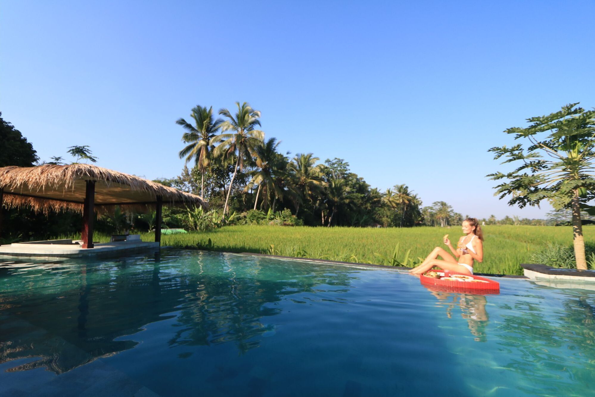 Utendørsbasseng og et evighetsbasseng