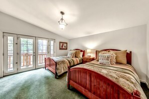 4 bedrooms, iron/ironing board, free WiFi, bed sheets