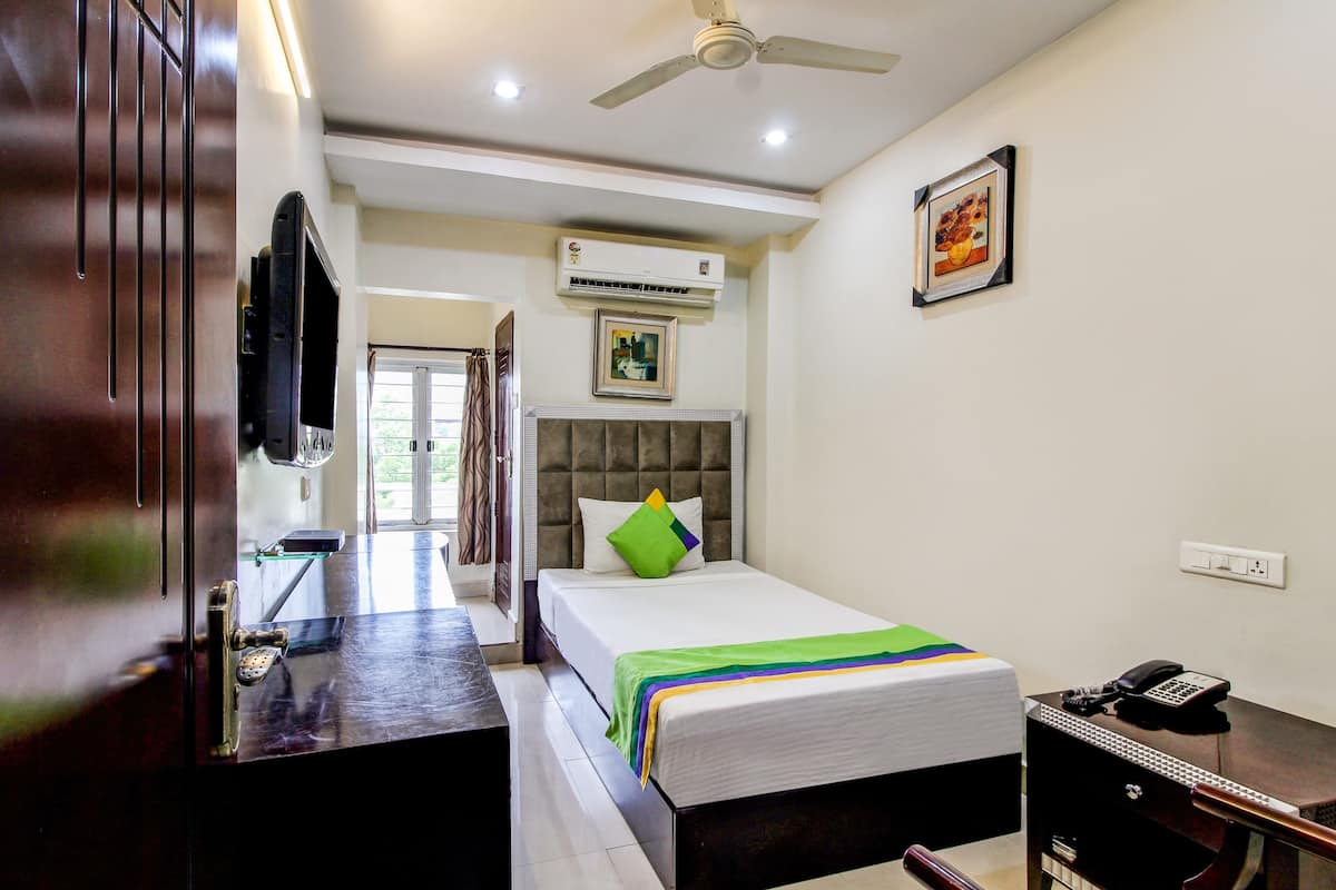 Basic Room | Iron/ironing board (on request), WiFi (free), bed sheets