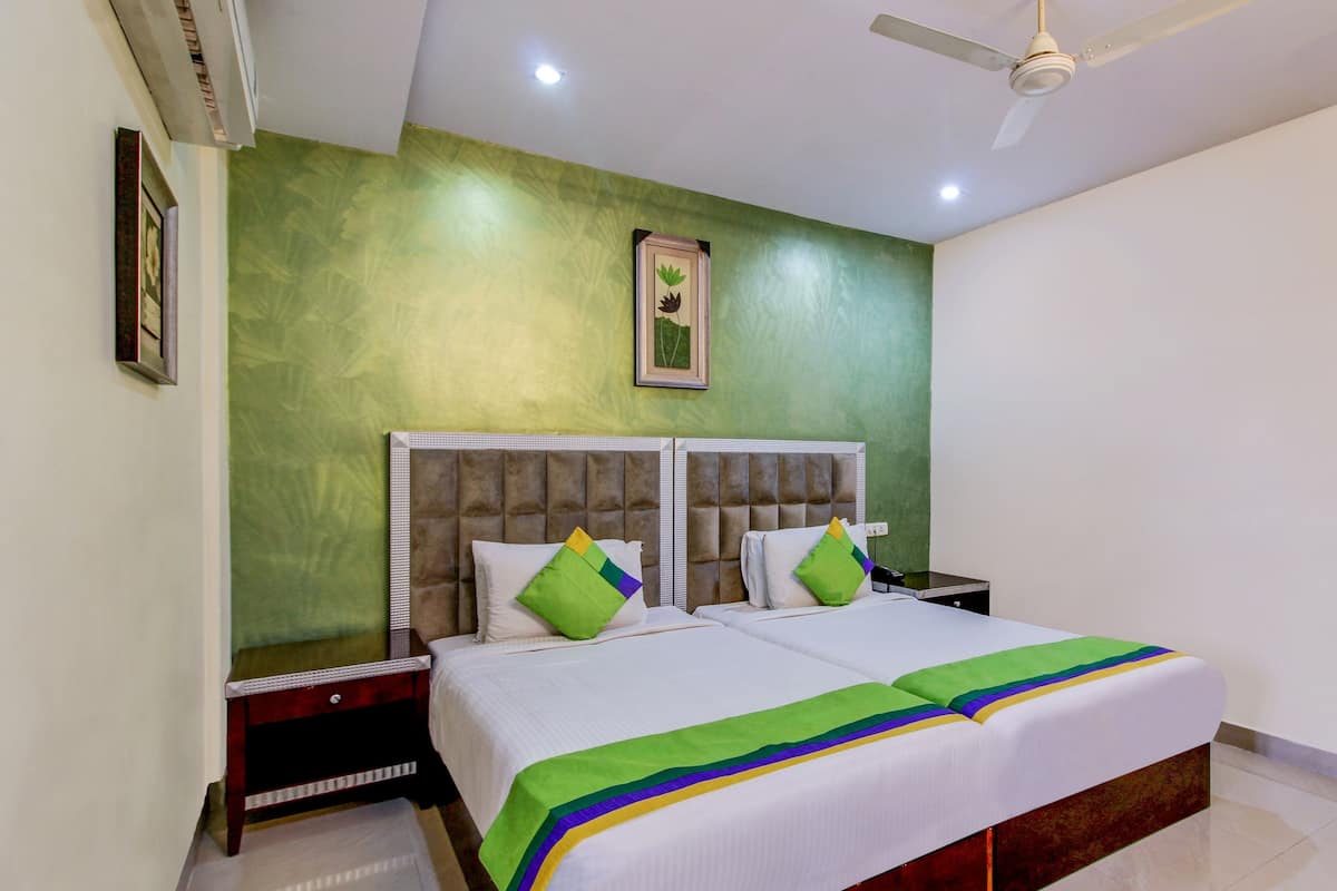 Deluxe Room | Iron/ironing board (on request), WiFi (free), bed sheets