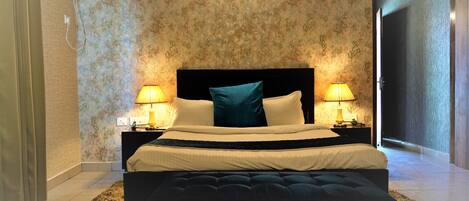 Ropa de cama hipoalergénica y caja de seguridad en la habitación