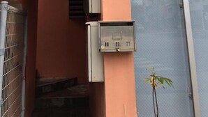 Un edificio con un'insegna che recita 'KISSUIIN ANRI' e un logo sopra.