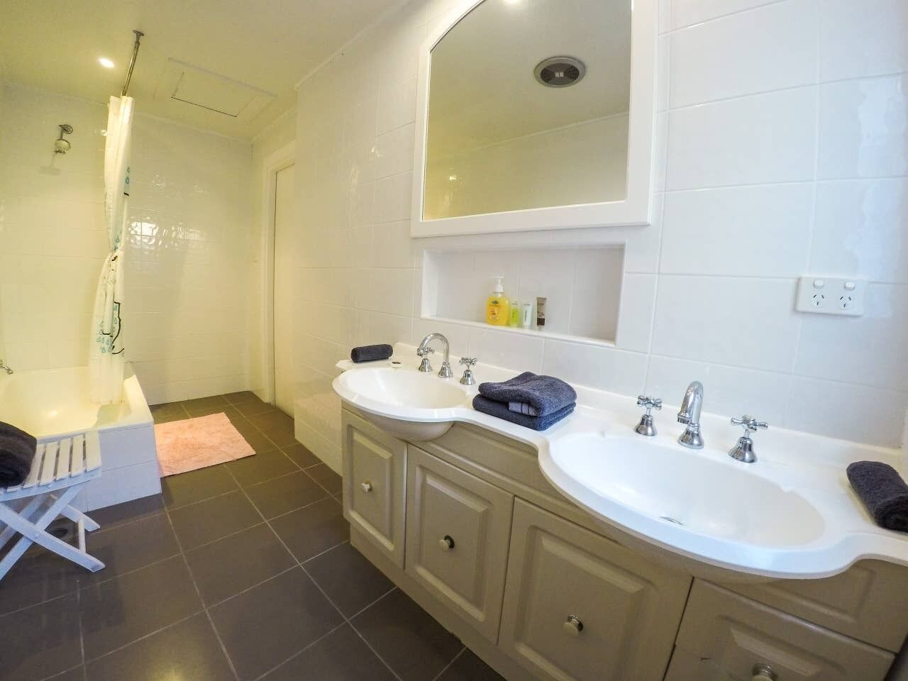 Your best choice of direct Beach front accommodation in Manly 4