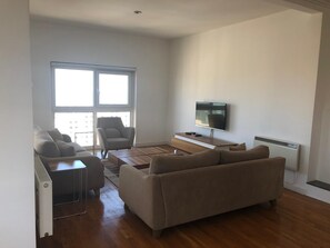 Appartamento Comfort | Area soggiorno | Smart TV, caminetto, lettore DVD
