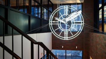 Un edificio moderno con una gran instalación de luces circulares en la escalera.