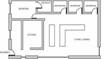 Grundriss mit Schlafzimmer, privatem Badezimmer, Küche, Wohn-/Essbereich und Eingang.