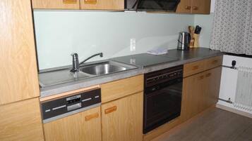 Apartment, 3 Bedrooms (2) | Private kitchen | Stovetop, dishwasher, electric kettle, toaster