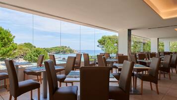 Breakfast, lunch and dinner served