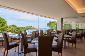 Breakfast, lunch and dinner served - Aluasoul Hotel Carolina (Capdepera)