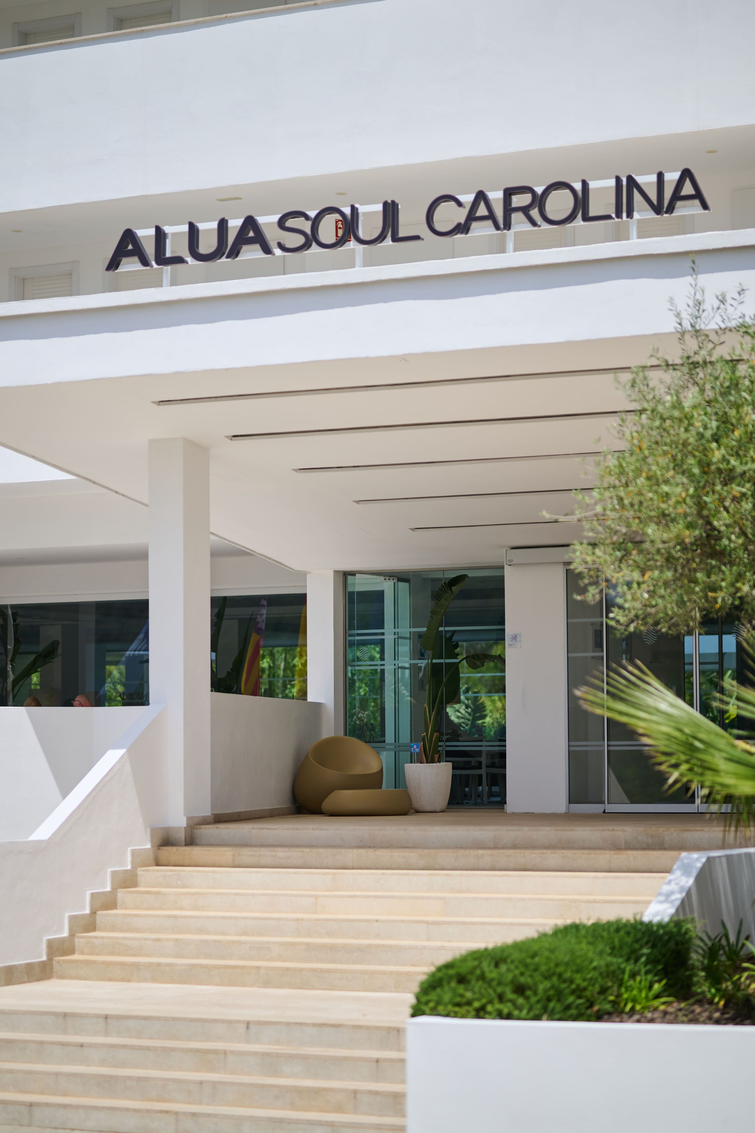 Un edificio moderno con un letrero que dice "ALUASOUL CAROLINA".