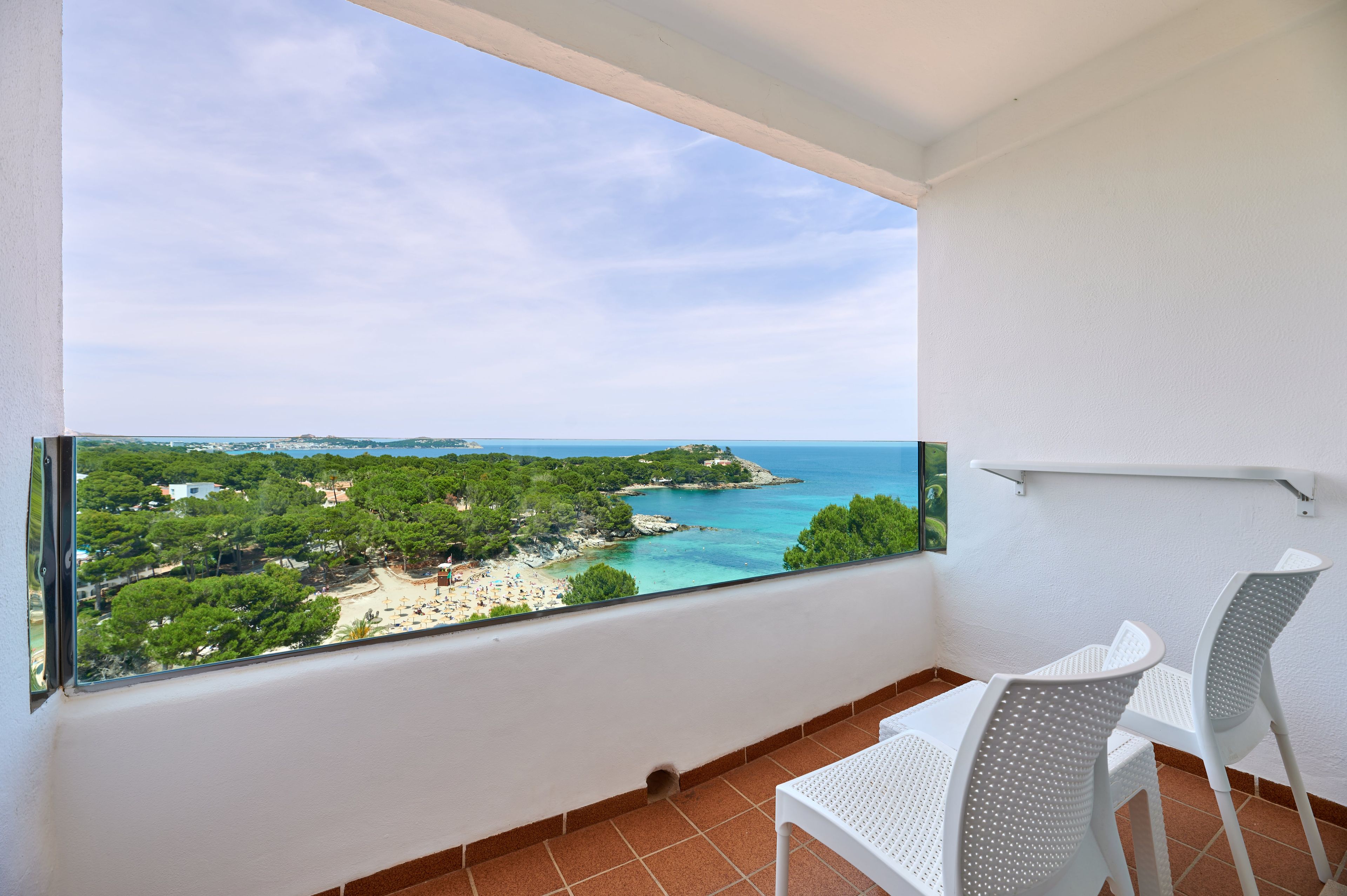Un balcone con vista sulla spiaggia e sul mare.