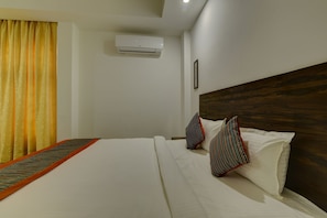 Studio Room | Minibar, in-room safe, desk, blackout curtains