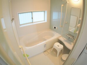 Maison (Private Vacation Home) | Salle de bain | Articles de toilette gratuits, sèche-cheveux, chaussons