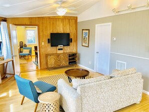 TV connectée, lecteur de DVD, livres, chaîne hi-fi