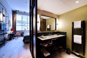 Double Room (Classic Large) | Bathroom | Free toiletries, hair dryer, bathrobes, towels