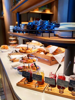 Free daily buffet breakfast
