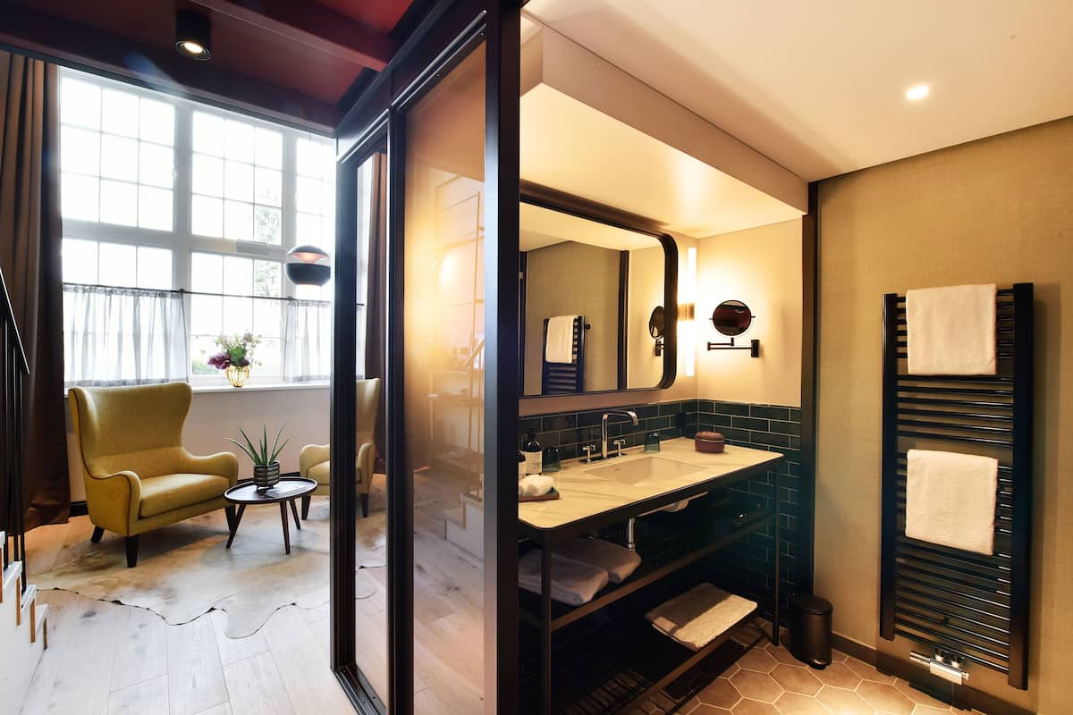 double room (loft harbour) | bathroom | free toiletries, hair dryer, bathrobes, towels