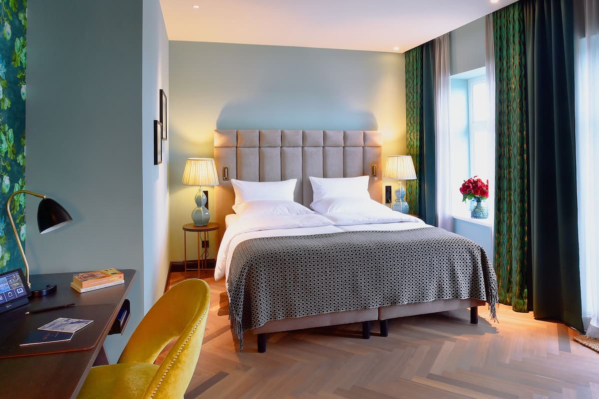 Dubbelrum (Upper Class Balcony) | 1 sovrum, allergitestade sängkläder och minibar