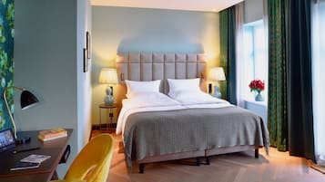 Dubbelrum (Upper Class Balcony) | Allergitestade sÀngklÀder, minibar och vÀrdeförvaringsskÄp pÄ rummet