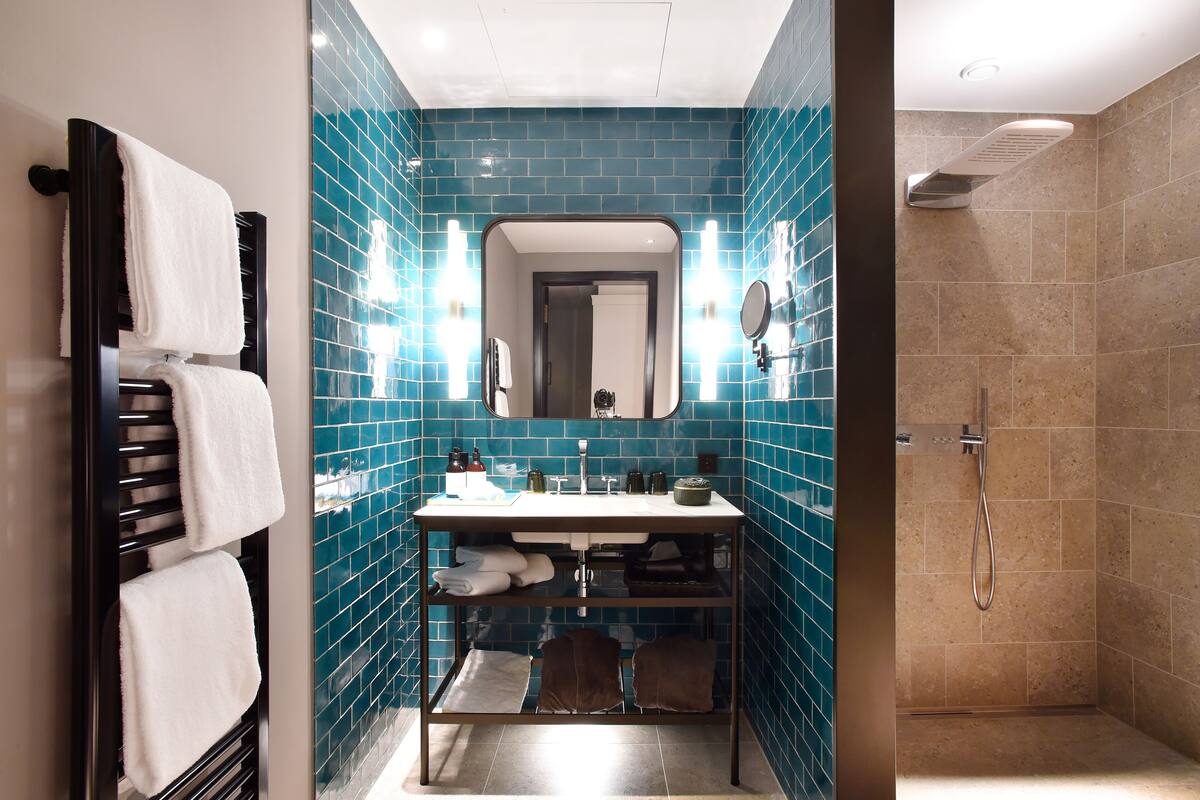 suite (family suite garden) | bathroom | free toiletries, hair dryer, bathrobes, towels