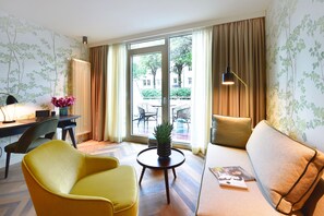 Double Room (Upper Class Wintergarden) | Living area | LCD TV, tablet - Das James (Flensburg)