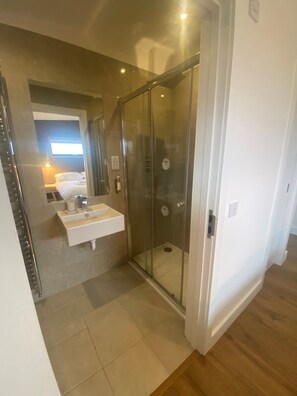Bathroom - Lodge 10 - 3 Bed - a john o'groat that sleeps 6 guests in 3 bedrooms (Wick)