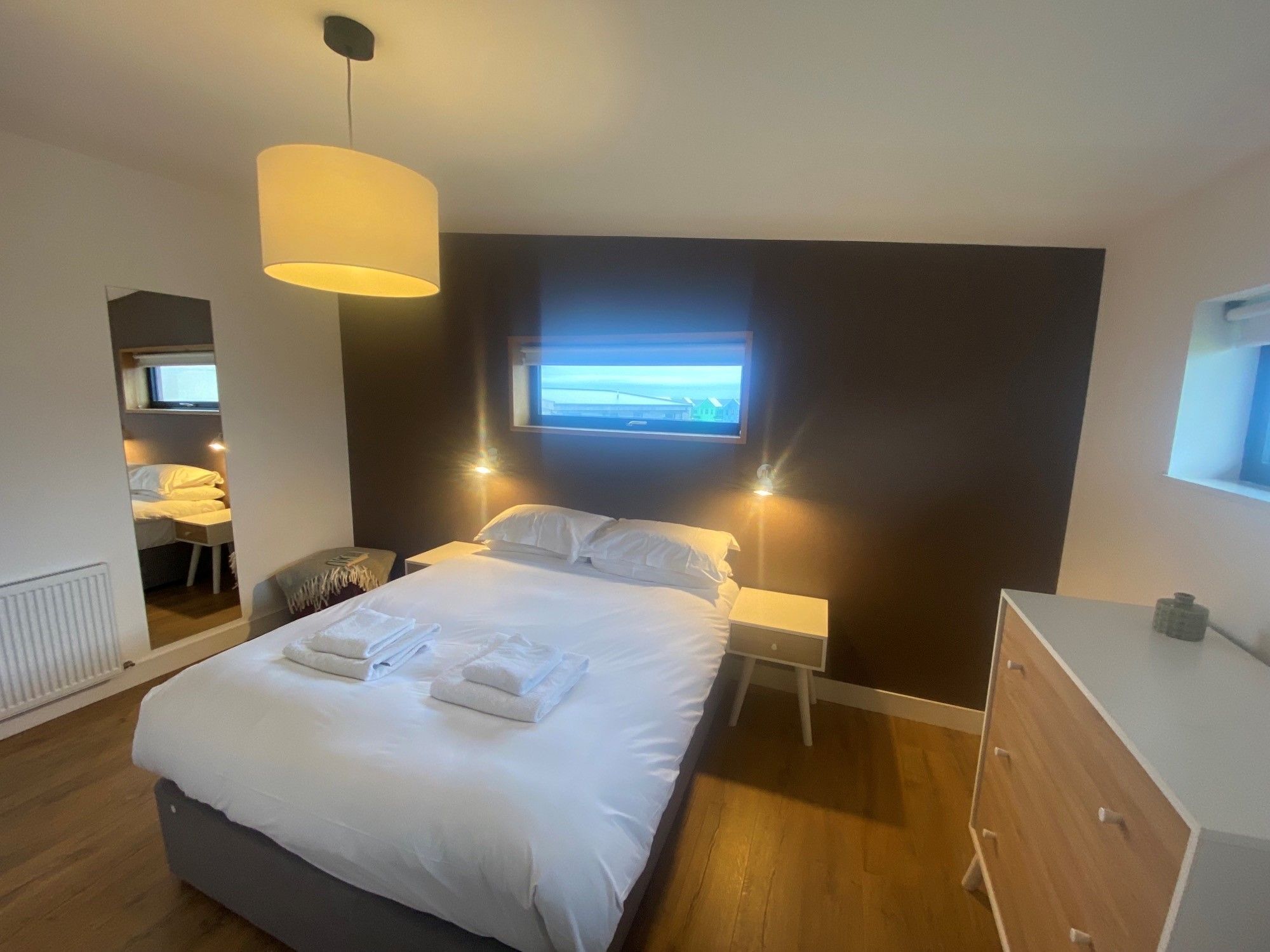 3 chambres, fer et planche à repasser