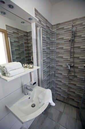Douche, serviettes fournies, savon, shampoing