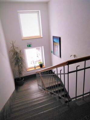 Staircase - Prenocisca Miklavcic (Bloke)