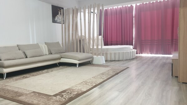 Apartemen Deluks | 1 kamar tidur, setrika/meja setrika, Wi-Fi gratis, dan seprai linen