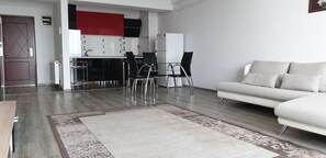 Apartemen Deluks | Ruang keluarga | TV layar datar