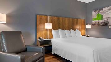 Standard Studio, 1 King Bed, Non Smoking, Refrigerator (Microwave) | Premium bedding, desk, iron/ironing board, bed sheets