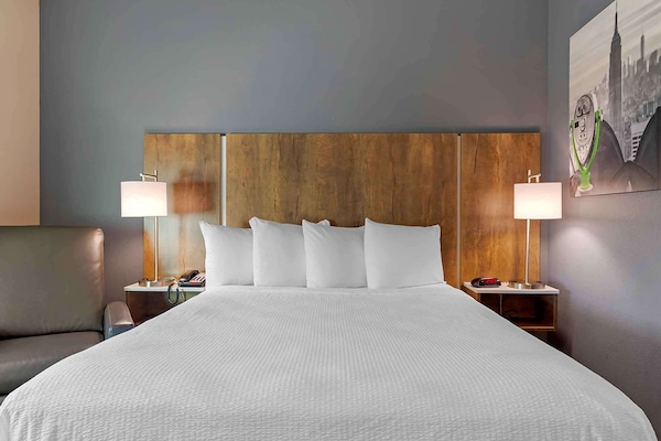 Standard Studio, 1 Queen Bed, Non Smoking, Refrigerator (Microwave) | Premium bedding, desk, iron/ironing board, bed sheets